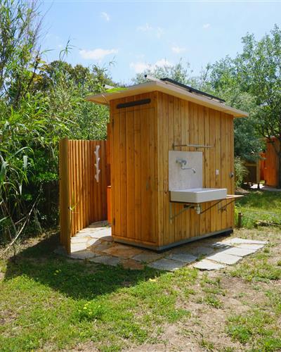 Pitch with your own facilities and outside shower - Camping Beauregard Plage