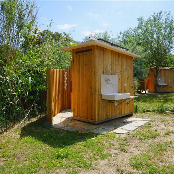 Pitch with your own facilities and outside shower - Camping Beauregard Plage
